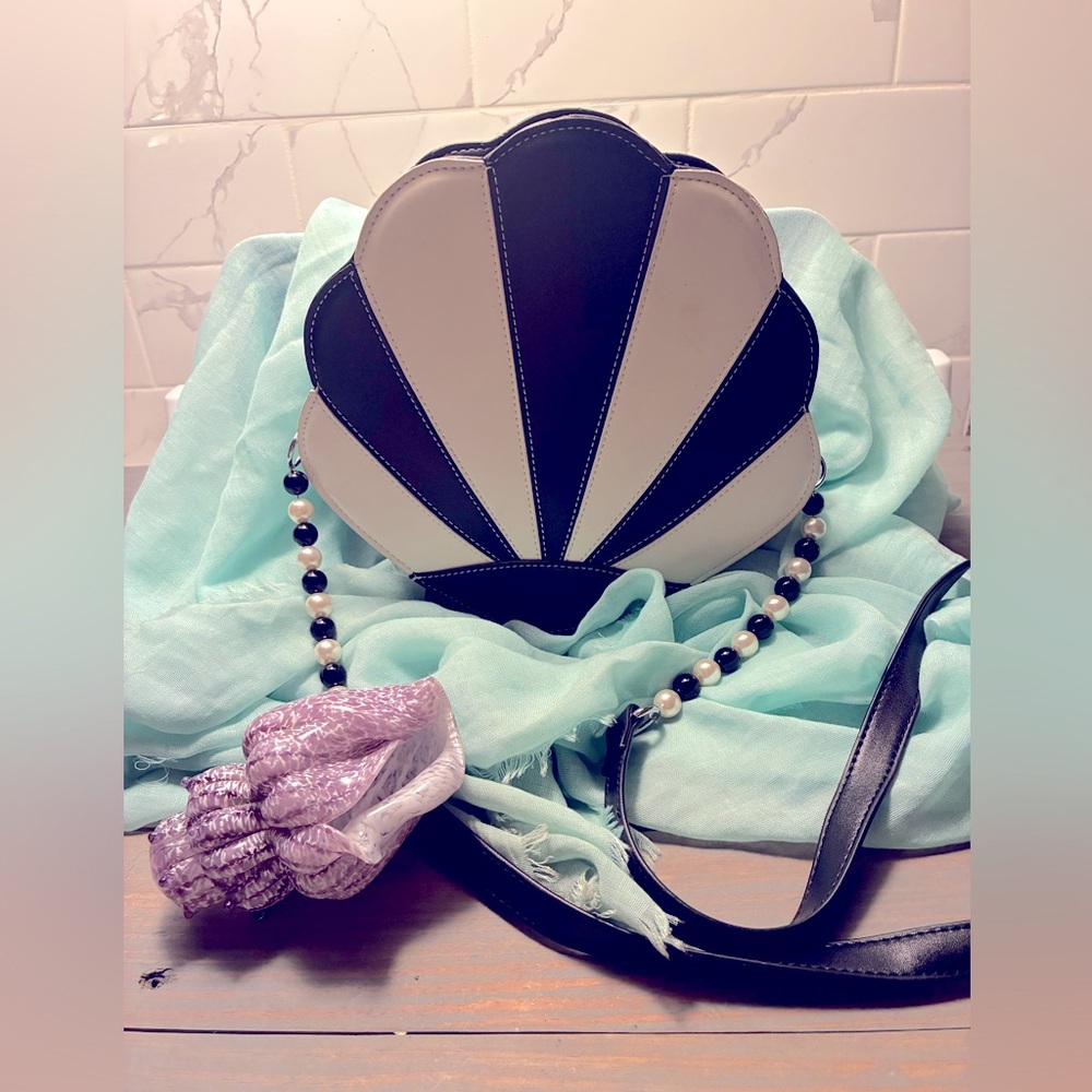 Black and White Shell-Shaped Women's Bag